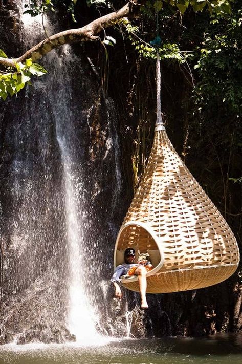 20 Cozy outdoor nooks inspiring your inner bookworm Take Off Your Shoes, Tropical Islands, Land Art, Tropical Paradise, Hanging Chair, Glamping, A Tree, Tree House, Happy Places