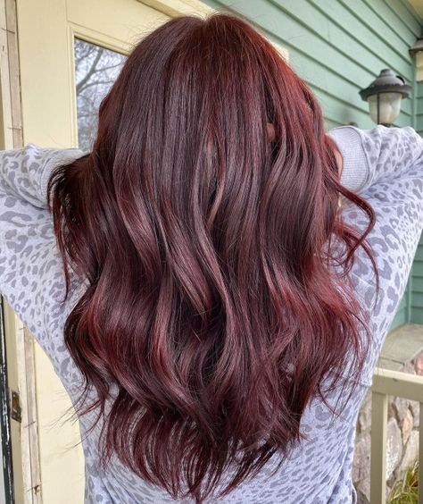 Mahogany Hair Colour, Cherry Brown Hair, Fab Mood, Mood Wedding, Wedding Color Schemes Spring, Hair Colour Ideas, Hair Color Mahogany, Mahogany Hair, Rose Gold Highlights