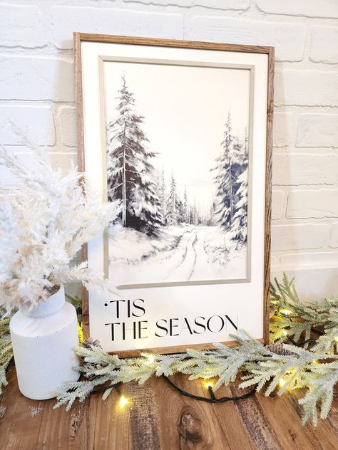 Vintage but modern Christmas decor. Modern Cottage Core, Happy Holidays Sign, Entry Way Decor, Trend 2025, Vintage Christmas Sign, Christmas Entry, Christmas Entryway, Neutral Christmas Decor, Neutral Christmas