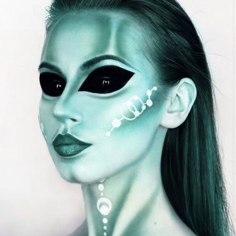 Alien Makeup Looks Halloween, Best Halloween Makeup Looks, Scary Alien Costume, Female Alien Costume, Character Makeup Ideas, Alien Makeup Halloween, Alien Halloween Costumes, Alien Face Paint, Alien Costume Women