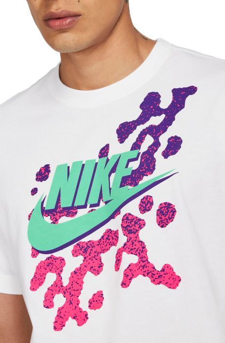 NIKE Sportswear Beach Party T-Shirt DD1278 100 - Shiekh Nike Graphic Design T Shirts, Nike T Shirt Design, Nike Tshirt Design, Retro Color Palette, Heritage Logo, Men's Sportswear, Nike T, Nike Tshirt, White Brand