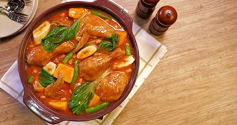 A warm and hearty dish that the whole family will love coming home to. Chicken Pochero Recipe, Philippine Recipes, Chicken Stew Recipe, Spaghetti With Ground Beef, Stew Chicken Recipe, Filipino Style, Cook Chicken, Easy Pork, Stew Recipe