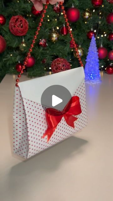 Stu Lux on Instagram: "🎄🎁... Cute wrapping like a VINTAGE PURSE 👜 filled with make up 💄 If you need a slower video ➡️ let me know and  👇type ‘VINTAGE’ in the comments  . #giftwrapping #howto #xmas #christmas #stulux #christmascountdown #countdowntochristmas #christmasgiftideas #giftideas #christmasgifts #christmascountdown #christmasideas #christmaswrappingideas #giftideas" Teddy Gift Wrapping Ideas, Purse Gift Wrapping Ideas, Purse Wrapping Ideas, How To Gift Wrap A Purse, How To Wrap Slippers For Christmas, How To Wrap A Bag As A Gift, How To Make Gift Bags Out Of Gift Wrap, Secret Santa Gift Wrapping Ideas, How To Make A Gift Bag Out Of Wrapping