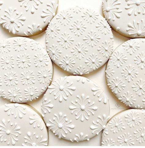 Arlos Cookies, Royal Icing Cookies Recipe, Sweets Table Wedding, Cookies Icing, No Bake Sugar Cookies, Decorating Food, Flower Sugar Cookies, Flooding Cookies, Magnolia Journal