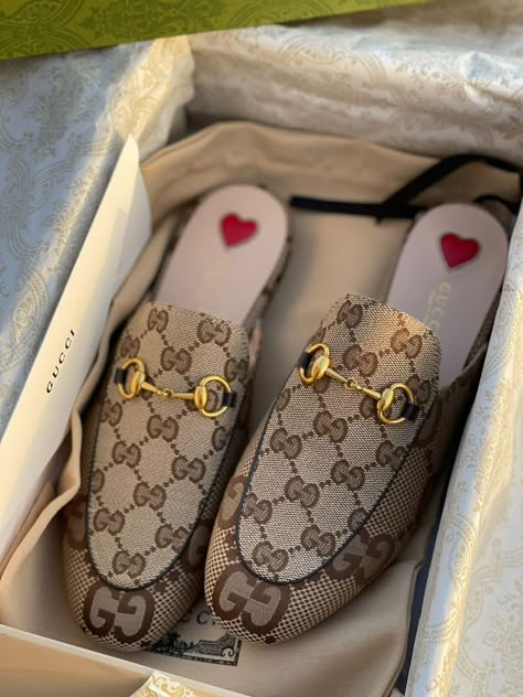 Gucci Slipper, Gucci Slippers, Simple Work Outfits, Lux Shoes, Luxury Iphone Cases, Gucci Sandals, Pretty Sandals, Bella Hadid Outfits, Gucci Loafers