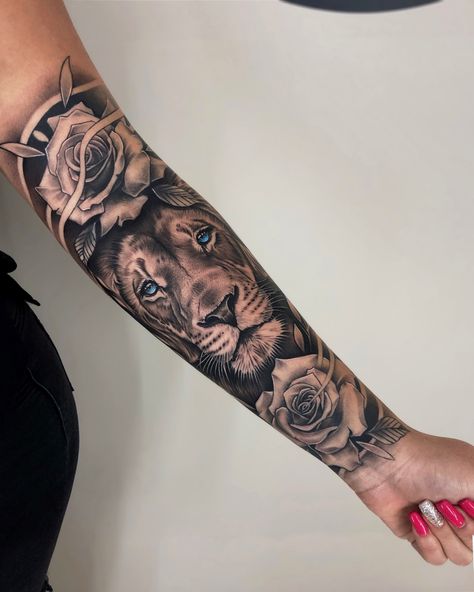 #leonatattoo #rosastattoo #rosestattoo #animaltattoo #girlytattoo #blackandgreytattoo #tattoomodels #tattoolifestyle #tattoedgirls #realistictattoo Leo Sleeve Tattoos For Women, Freestyle Tattoo Ideas Women, Leo Lion Tattoos For Women, Arm Cover Up Tattoos, Lion Art Tattoo, Arm Sleeve Tattoos For Women, Rose Tattoos For Women, Hand And Finger Tattoos, Pretty Hand Tattoos