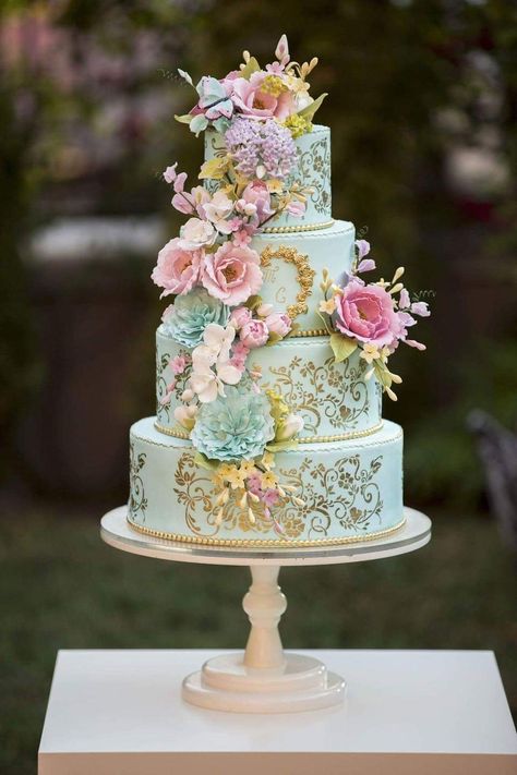 Wedding Cake Bridgerton, Bridgerton Cake Ideas, Bridgerton Wedding Cake, Victorian Cake Design, Bridgerton Cake, Fairytale Wedding Cake, Whimsical Wedding Cake, Wedding Cakes Ideas, Quinceanera Cakes