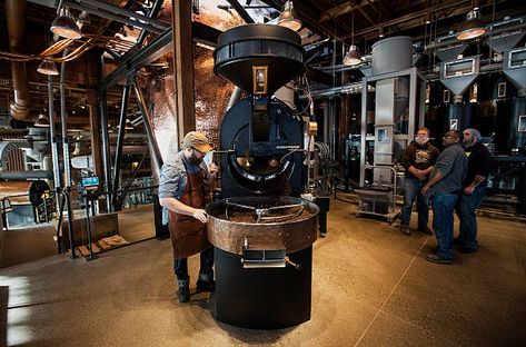 79 Coffee Roasting Room Photos and Premium High Res Pictures - Getty Images Coffee Roasting Room, Starbucks Interior, Coffee Roasting Machine, Juice Bar Design, Howard Schultz, Starbucks Reserve, Coffee Experience, Juice Bar, Tasting Room