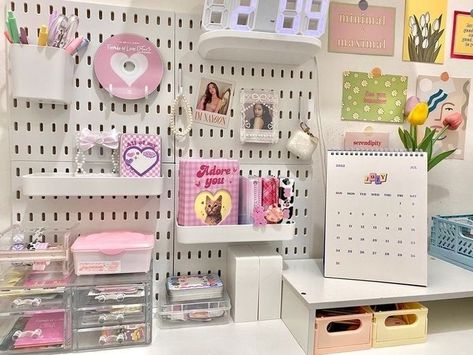 Kpop Pegboard Ideas, Pegboard Ideas Aesthetic, Kpop Room, Desain Pantry, Study Desk Decor, Desk Inspo, Desk Inspiration, Dekorasi Kamar Tidur, Pastel Room