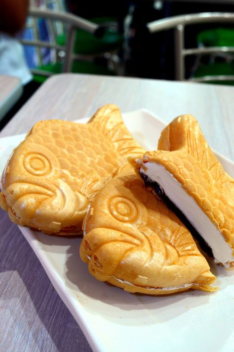 Taiyaki Ice Cream =D Japan Ice Cream, Taiyaki Ice Cream, Korean Ice Cream, Cream Chocolate Cake, Strawberry Shortcakes, Asian Candy, Dear World, Ice Cream Chocolate, Self Study