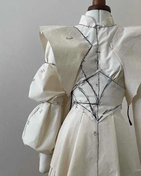 The resurgence of the corset through the work of 9 emerging designers - 1 Granary Geometric Fashion, Draping Fashion, Futuristic Fashion, New Rock, Fashion Inspiration Design, Mode Inspo, Fashion Mode, School Fashion, Mode Inspiration