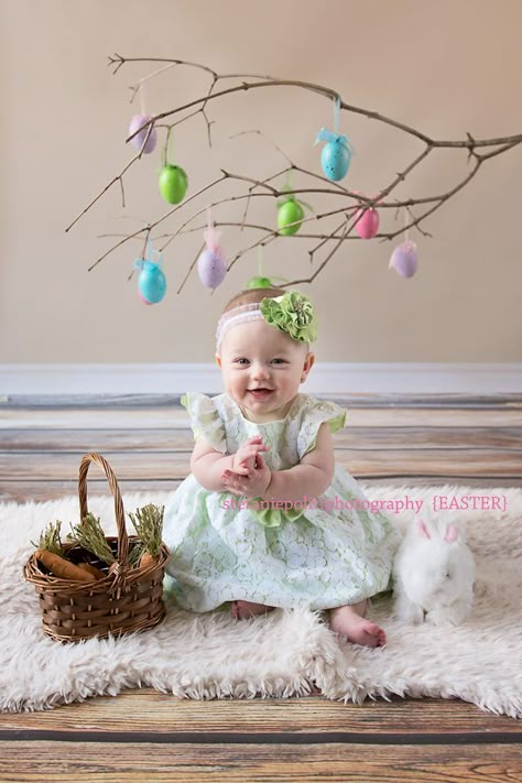 Easter Photos don't have to be complicated. A branch with some eggs hanging from it provides the perfect backdrop! Baby Easter Pictures, Easter Baby Photos, Easter Mini Session, Easter Photoshoot, Easter Photography, Foto Newborn, Easter Backdrops, Photoshoot Backdrops, Holiday Photography