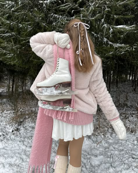 Winter Astethic Clothing, Pink Ice Skating Aesthetic, Ice Skating Picture Ideas, Winter Roller Skating Outfit, Snow Princess Photoshoot, I’ve Skating Rink Aesthetic, Cute Snow Fits, Winter Skating Outfit, Snow Shoes Outfit