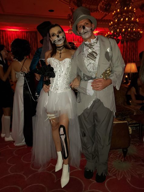 Skeleton Halloween Costume Couple, Dead Groom And Bride Costume, Dead Bride And Groom Costume, Couples Gory Costume, Bride And Groom Halloween, Dead Bride And Groom Halloween, Halloween Costumes For Interracial Couples, Halloween Couple Costume, Couple Halloween Costumes Meme