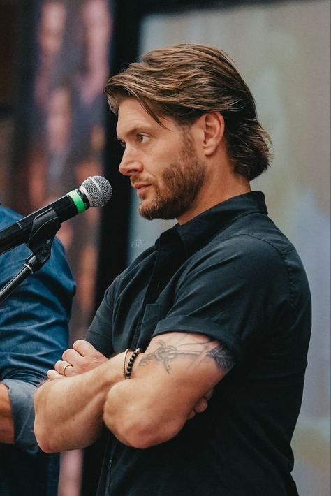 Jensen Ackles Haircut, Jensen Ackles Hair, Middle Part Haircut, Jesen Ackles, Guy Haircuts Long, Jensen Ackles Supernatural, Jensen Ackles Jared Padalecki, Mens Hairstyles Thick Hair, Men Haircut Styles