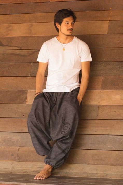 Hippie Outfits Men, Harem Pants Outfit, Boho Men Style, Hippy Fashion, Harem Pants Men, Moda Hippie, Black Harem Pants, Fisherman Pants, Kurta Men