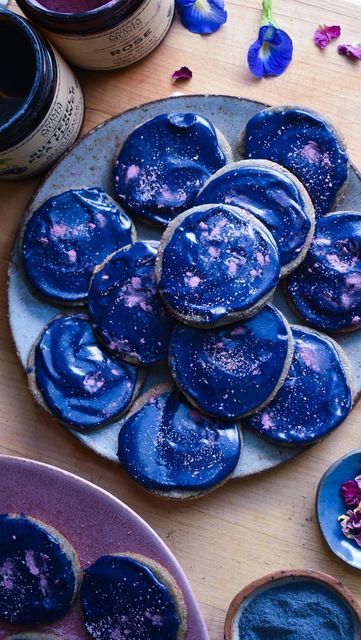 A N I M A M U N D I Apothecary on Instagram: "🌜💙🌛 Blue Moon Cosmic Cookies 🌜💙🌛rose and ginger roll out cookies with butterfly pea flower icing 🌸 just look how much rose magic goes into the base! And how much butterfly pea goes into the magic-icing. Using our heart opening Rose powder, and nervous system soothing Butterfly Pea. Power combo ⚡️ Stay tuned via our blog and awesome newsletter for this exquisite recipe! Happy new moon beloveds! 🌑✨ Moon Cookies with Butterfly Pea Flower Icing b Cosmic Cookies, Roll Out Cookies, Holistic Food, Flower Icing, Bday Brunch, Rose Magic, Moon Cookies, Rose Powder, Holistic Recipes