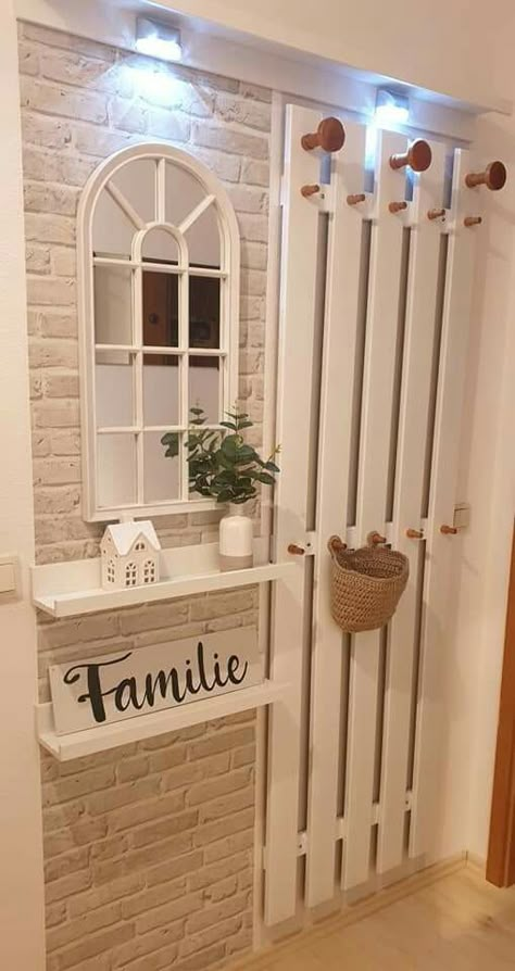 Hall Entrada, Pallet Furniture Living Room, Diy Bathroom Furniture, Diy Furniture For Small Spaces, Diy Apartment Furniture, Diy Baby Furniture, Fabulous Diy, Diy Furniture Hacks, Hal Decor