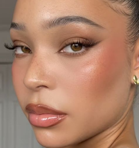 Fall Brown Makeup, Dewey Light Makeup, Brunch Eye Makeup, Clean Girl Makeup Brown Eyes, Peachy Smokey Eye Makeup, Makeup Looks For Tan Skin Tones, Soft Everyday Makeup Black Women, Soft 70s Makeup, Street Makeup Look