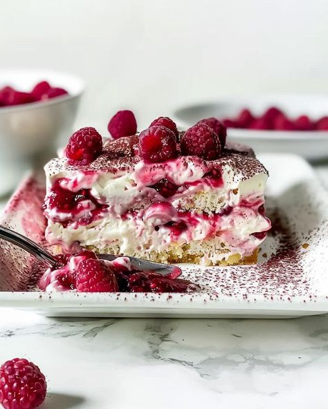 Tarimisu Recipe, Key Lime Pie Cake, Berry Tiramisu, Raspberry Recipes Dessert, Raspberry Tiramisu, Raspberry Puree, Raspberry Desserts, Tiramisu Dessert, Raspberry Recipes