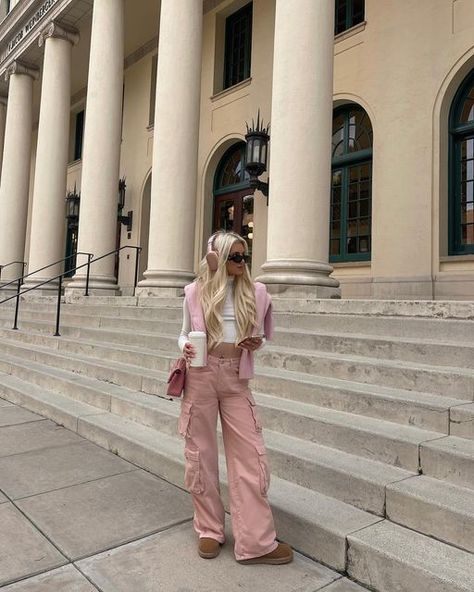 Pink Headphones Outfit, Headphones Outfit, Styling Turtlenecks, Headphone Outfit, Pink Headphones, Joggers Track Pants, Dream Style, Winter Fits, White Hat