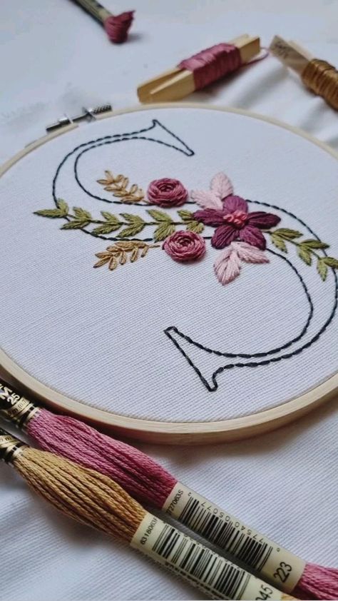 Hand Embroidery Alphabet, Hand Embroidery Letters, Sulaman Pita, Projek Menjahit, Alphabet Embroidery, Basic Hand Embroidery Stitches, Embroidery Stitches Beginner, Simple Hand Embroidery Patterns, Diy Embroidery Designs