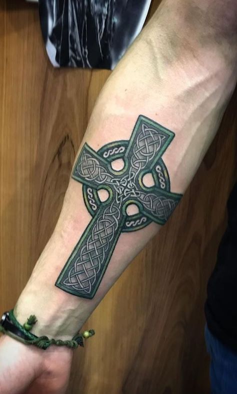 60 Celtic Cross Tattoos - Journey Through Time And Culture - Tattoo Me Now Braveheart Tattoo Ideas, Celtic Cross Forearm Tattoo, Celtic Scottish Tattoo, Celtic Crosses Tattoo, Celtic Irish Tattoo, Celtic Tattoos For Men Scottish, Keltic Pattern Tattoo, Irish Tattoos Men, Celtic Cross Drawing