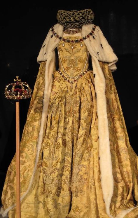 The actual coronation gown of Queen Elizabeth I Queen Elizabeth 1, Ratu Elizabeth, Elizabeth 1, Coronation Gown, Elizabethan Fashion, Gaun Abad Pertengahan, 16th Century Fashion, Tudor Dress, Tudor Fashion