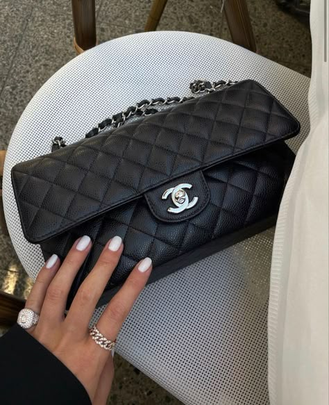 Black Chanel Purse, Chanel Classic Flap Bag, Chanel Flap Bag, Classic Flap Bag, Luxury Purses, Pretty Bags, Crochet Bags, Coach Bag, Chanel Black