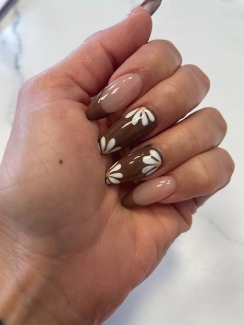 Spring Brown Nails, Brown Design Nails Acrylic, Spring Nails Brown, Brown Nails Summer, Brown Summer Nails, Brown Spring Nails, Brown Nails With White Flowers, Brown Nails With Daisy, Brown Daisy Nails