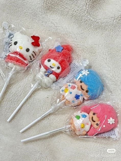 sanrio daily ✨ on Twitter: "sanrio lollipops 💫 https://t.co/fOIGPMGW01" / Twitter Pastel Cupcakes, Kawaii Cooking, Cat Birthday Party, Cute Snacks, Hello Kitty Birthday, Hello Kitty Items, Kawaii Food, Cute Desserts, Break Out