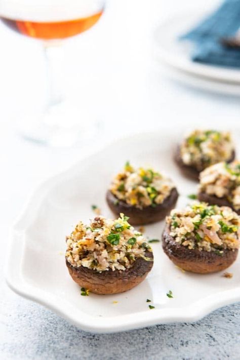 These easy, vegetarian stuffed mushrooms will be the hit at your next party! 6 ingredients and ready in under an hour- what could be better? #mushrooms #stuffedmushrooms Mushrooms Appetizers, Vegetarian Stuffed Mushrooms, Stuffed Mushrooms Vegetarian, Stuffed Mushrooms Easy, Tapas Party, Cheesy Appetizer, Cheese Stuffed Mushrooms, Stuffed Mushroom, Spanish Tapas