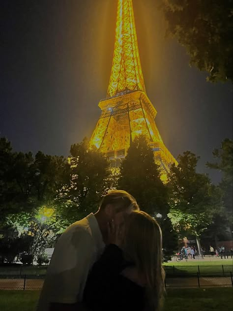 Kissing In Paris, Paris Kiss Couple, Paris With Him, City Couple Aesthetic, France Romance, Paris Couple Pictures, Dark Memories, Paris Kiss, Paris Romance