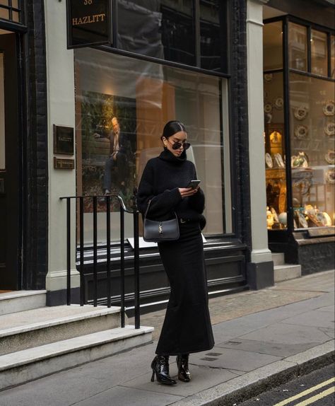 Ivona Zupet, Cute Maxi Skirts, Long Black Skirt, Black Boots Outfit, Walking Down The Street, Christmas Outfit Ideas, Maxi Skirt Outfits, Elegante Casual, Black Outfits