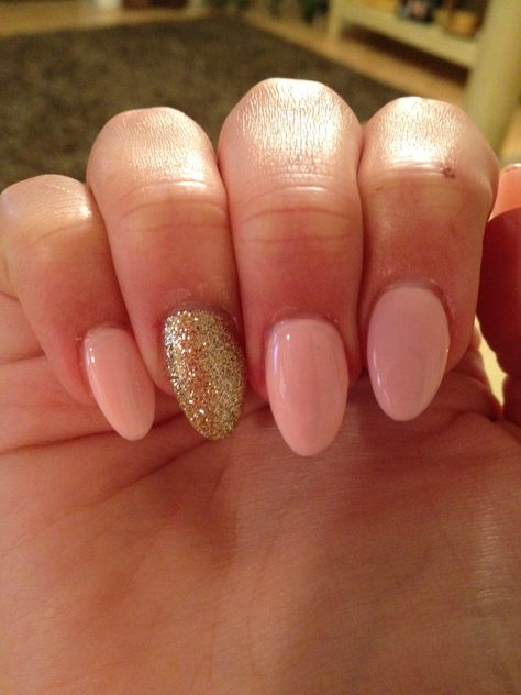 This is the length I want I just don't want my nail beds to look crazy flat! Nails Almond Sparkle, Pink And Golden Nails, Nails Gel Almond, Trendy Nails Gel, Goddess Nails, Nail Options, Gold Gel Nails, White Nails With Gold, Gel Nails Long