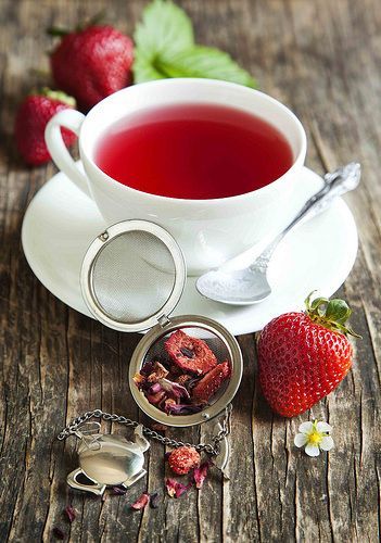 Strawberry Balsamico Herbal Tea Strawberry Cider, Singapore Sling, Strawberry Tea, Herbal Teas Recipes, Red Tea, A Cup Of Tea, Detox Tea, Tea Blends, Tea Recipes