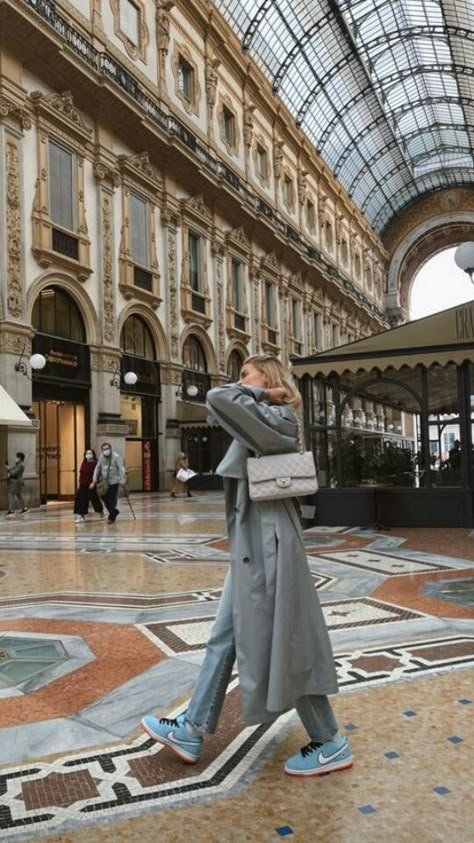 Milan Italy Fashion Winter, Milano Outfit Spring, Duomo Di Milano Photo Ideas, Milano Outfit Winter, Milan Aesthetic Girl, Milan Moodboard, Italy Fashion Winter, Milano Photo Ideas, Milan Photo Ideas