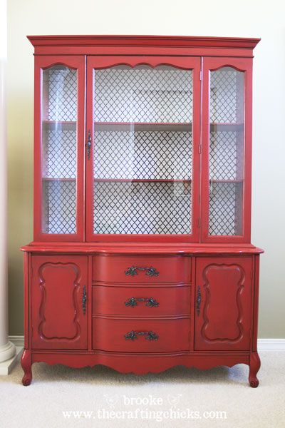 Hutch makeover ideas. Me encantaría hacerle esto a algunos pantries en mi casa. Red Hutch, Dining Room Hutch Makeover, China Cabinet Makeover, Painted Hutch, Painted China Cabinets, Hutch Makeover, China Hutch, Diy Dining Room, Dining Room Hutch