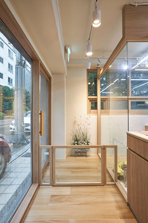 화이트우드톤 카페같은 분위기의 애견미용실 인테리어 견적 Dog Salon Interior Design, Pet Grooming Design, Cat Grooming Salon, Pet Clinic Interior Design, Grooming Room, Dog Cafe Interior Design, Pet Clinic Design, Pets Clinic Design, Pet Cafe Interior