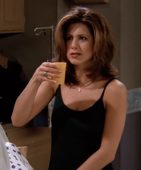 Rachel Friends Short Hair, Super Layered Hair Shoulder Length, Monica Geller Layered Hair, Rachel Green's Hairstyles, How To Get Rachel Green Hair, Rachel Green Haircut Layers Short, Rachel Green Short Hair Season 7, Rachel Green Hair Season 1 And 2, Friends Hairstyles