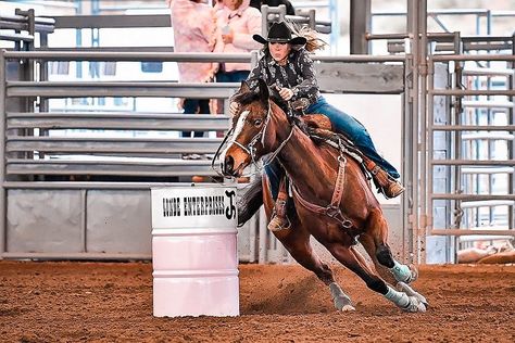 Barrel racing Barrel Racing Photography, Horse Barrel Racing, Rodeo Pictures, Rodeo Photography, Barrel Racing Tips, Racing Photography, Foto Cowgirl, Horse Riding Quotes, Rodeo Girls