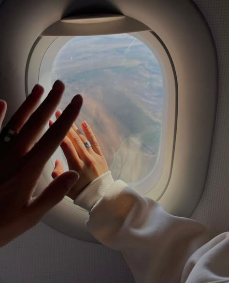 Couple Plane Aesthetic, Plane Aesthetic, Poses Couple, Airplane Window, Ugly Love, Travel Pictures Poses, Pictures Poses, Aesthetic Travel, Colleen Hoover