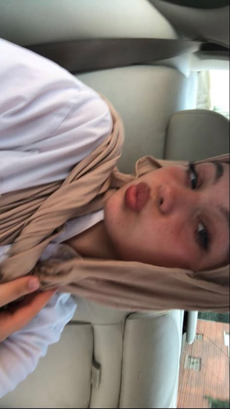 Cute Sunburn, Outfit Anniversaire, Hijab Poses, Hijab Fashion Summer, Stile Hijab, Hijab Style Casual, Hijabi Aesthetic, Best Friends Aesthetic, Pic Pose