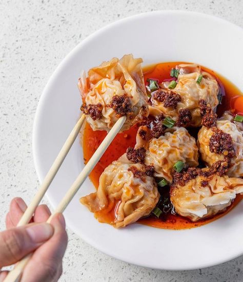 Dumplings 🥟❤️ on Instagram: “Spicy Bottoms by @jaderestaurantatx #🥟🥢 #gyoza #만두 #gyoja #mandoo #mandu #饅頭 shenjianbao #soupdumplings #xlb #xiaolongbao #wonton…” Chili Oil, Japchae, Dumplings, Meatballs, Asian Recipes, Great Recipes, Chili, Favorite Recipes, Meat