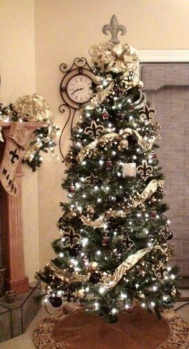 A Beautifully Decorated New Orleans Saints Christmas Tree! Tailgate Wedding, Pittsburgh Decor, Football Christmas Tree, Louisiana Christmas, New Orleans Christmas, Saints Gear, Nfl Saints, Themed Christmas Tree, Football Christmas