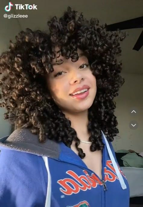 Short Jellyfish Hair Curly, Short 3b Curly Hair, Curly Black Hairstyles, Rezo Cut Curly Hair, Curly Hair Tiktok Videos, Curly Hair With Bangs 3b/3c, Sza Hair Curly Bangs, Beautiful Natural Curly Hair, Wolf Cut Curly Hair 3a 3b