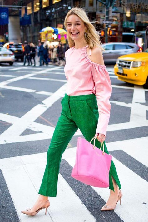 Pastel pink and kelly green are the unexpected color combo you might need to try. Green With Pink Outfit, Yellow And Pink Outfit, Socal Fashion, Kelly Green Pants, Green Outfits For Women, Color Compliments, Green Pants Outfit, Womens Wardrobe, Green Outfits