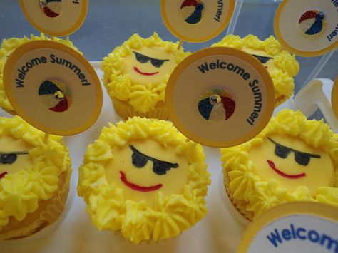 End of School Cupcakes. Welcome Summer! End Of School Cupcakes, End Of School Cupcakes Kids, Summertime Cupcakes, Summery Cupcake Ideas, Summer Party Cupcakes, School Party Snacks, Eoy Activities, School Cupcakes, Camping Breakfast