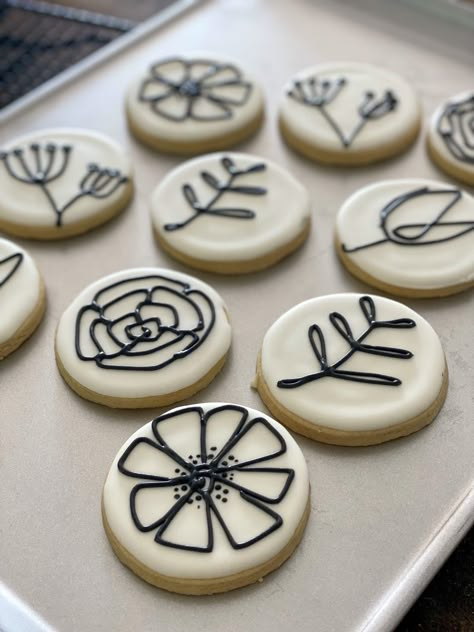 Cookie Decorating Ideas For Beginners, Beginner Cookie Decorating Designs, Circle Royal Icing Cookies Simple, Thank You Cookies Decorated Simple, Cookie Decorating Icing Ideas, Aesthetic Cookie Decorating, Simple Royal Icing Design, Royal Icing Cookies Designs Circle, Royal Icing Designs Easy