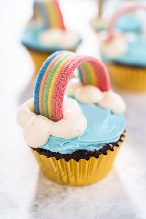 Easy Unicorn Cupcakes Diy, Birthday Cupcakes For School, Diy Rainbow Cupcakes, Diy Unicorn Cupcakes, Unicorn Rainbow Cupcakes, Unicorn Cupcakes Easy, Birthday Muffins Decoration, Unicorn Birthday Cake Easy, Easy Birthday Cupcakes